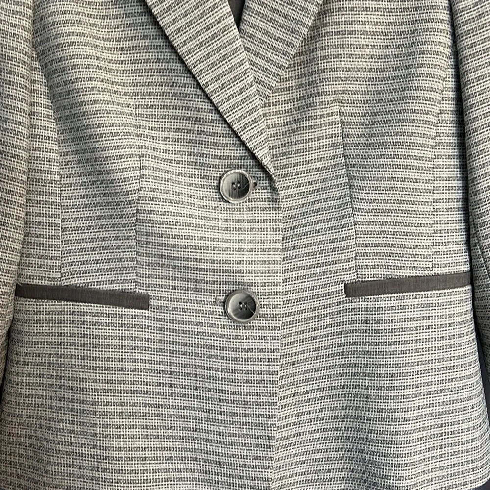 Le Suit 6Petite Gray & White Two-Piece Pant Suit - Picture 3 of 5
